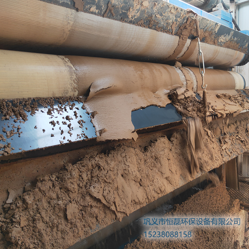 邀您欣賞恒磊帶式壓濾機(jī)污泥脫水處理后的泥餅效果！